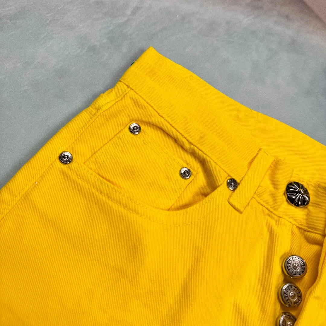 🅿️320 🔘Style number-KL115 🔘Cro Heart𝐂𝐡𝐫𝐨𝐦𝐞 𝐇𝐞𝐚𝐫𝐭💥Breaking hot style💥New York limited edition large leather label dopamine yellow jeans* [Same style as Fan Cheng] Charming dopamine personality jeans A must-have for fashionistas. The same style as the stars. A model touted by many bloggers. This new style of pants is perfect both in shape and upper body. It is no exaggeration to say that making a pair of jeans is equivalent to the time of making 20 short-sleeved pants. The fabric is made of high-quality imported denim. It has a unique high-end texture. I am very satisfied with it after washing and proofing several times.  Size: S M L XL (28.30.32.34) Color: Yellow